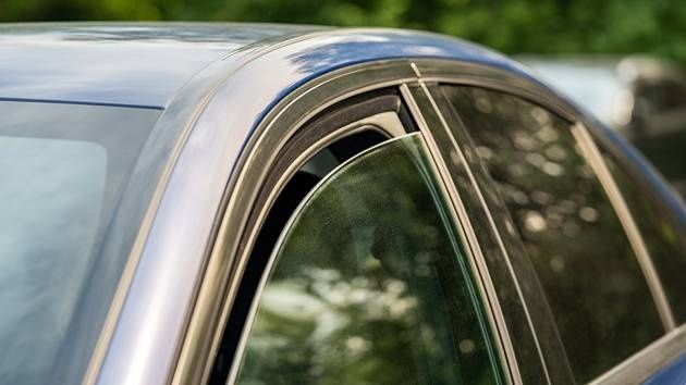 Stažené okénko či zapnutý motor u stojícího auta může řidiče v ČR přijít draho